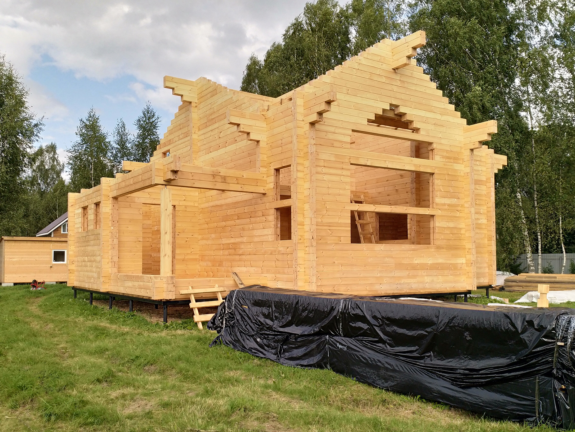 Строится дом деревяный